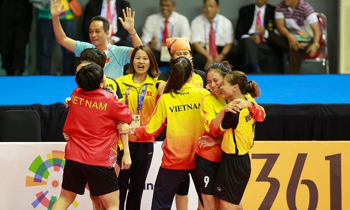 Các tuyển thủ cầu mây nữ mang về chiếc huy chương thứ hai cho đoàn thể thao Việt Nam. Ảnh: Xuân Bình.