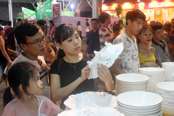 Khu hàng outlet với nhiều sản phẩm được bán giá ưu đãi tại Hội chợ Hàng Việt Nam chất lượng cao thu hút đông đảo người tiêu dùng đến tham quan, mua sắm. 