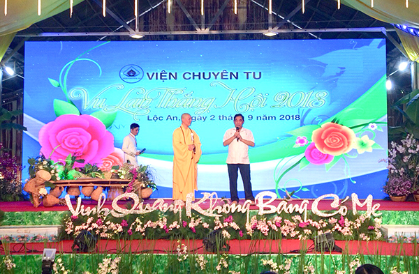 Ủy viên Ban TVTU, Chủ tịch Uỷ ban MTTQ tỉnh Huỳnh Văn Tới phát biểu tại buổi lễ