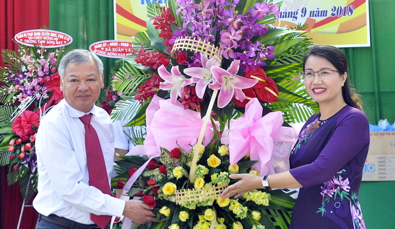Ông Hồ Văn Năm, UVTV - Trưởng ban nội chính Tỉnh ủy, Trường đoàn đại biểu Quốc hội tỉnh Đồng Nai tặng hoa chúc mừng thầy trò Trường THPT Sông Ray