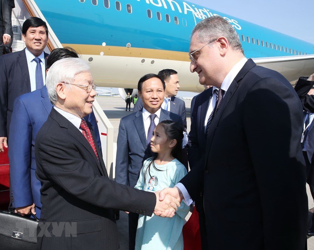 Lãnh đạo Bộ Ngoại giao Nga cùng các quan chức Liên bang Nga đón Tổng Bí thư Nguyễn Phú Trọng tại Sân bay Vnukovo 2. (Ảnh: Trí Dũng/TTXVN)