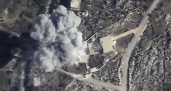 Không lực Nga oanh kích các mục tiêu của tổ chức khủng bố Nhà nước Hồi giáo (IS) tự xưng tại Idlib, Syria. (Ảnh: AFP/TTXVN)