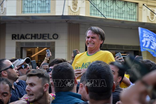 Ứng cử viên tổng thống Jair Bolsonaro (giữa) sau khi bị đâm bằng dao tại cuộc vận động tranh cử ở Juiz de Fora, bang Minas Gerais, Brazil ngày 6-9. Ảnh: AFP/TTXVN
