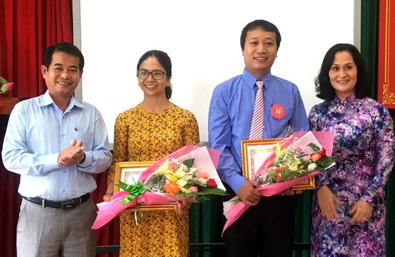 Đồng chí Thái Bảo (bìa trái), Trưởng ban Tuyên giáo Tỉnh ủy tặng giấy khen và hoa chúc mừng thí sinh Lê Thị Ngọc Hân (thứ 2 từ trái qua)