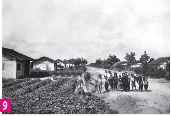 Trẻ em là con công nhân ở Công ty cao su De la Souchère.