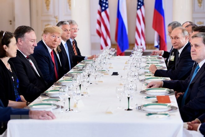 Tổng thống Nga Vladimir Putin (thứ 2, phải) và Tổng thống Mỹ Donald Trump (thứ 3, trái) tại bữa trưa làm việc sau cuộc gặp thượng đỉnh ở Helsinki, Phần Lan ngày 16-7. (Nguồn: AFP/TTXVN)