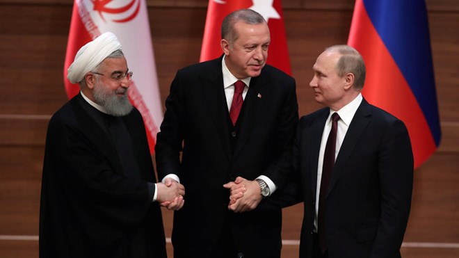 Tổng thống Nga Vladimir Putin (phải), Tổng thống Iran Hassan Rouhani (trasii) và Tổng thống Thổ Nhĩ Kỳ Tayyip Erdogan. (Nguồn: hurriyetdailynews.com)