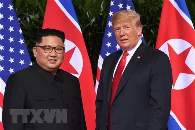 Tổng thống Mỹ Donald Trump (phải) và nhà lãnh đạo Triều Tiên Kim Jong-un tại cuộc gặp thượng đỉnh ở Singapore ngày 12-6. (Nguồn: AFP/TTXVN)
