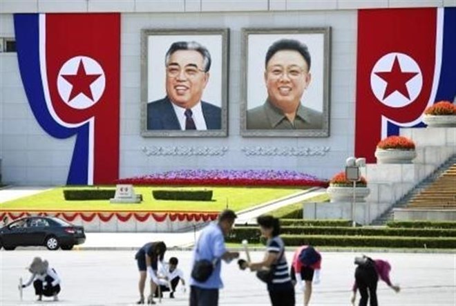 Quảng trường Kim Nhật Thành được trang hoàng chào mừng Quốc khánh Triều Tiên. (Nguồn: Kyodo/TTXVN)