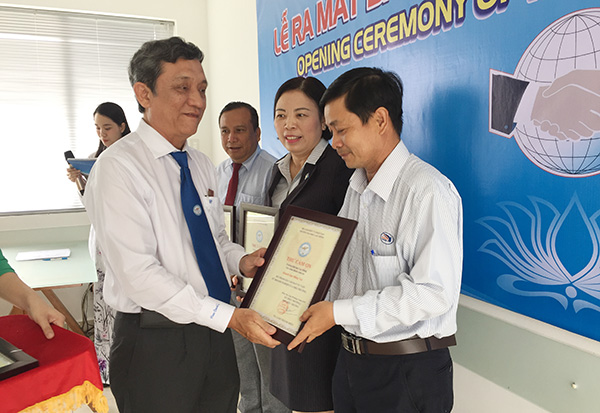 TS. Nguyễn Văn Nam, Phó hiệu trưởng Trường đại học Lạc Hồng trao thư cảm ơn cho đại diện các doanh nghiệp tham gia ban tư vấn 
