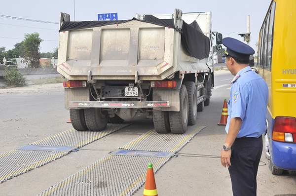 Xe tải ben chở vật liệu xây dựng được đưa vào kiểm tra tải trọng tại trạm cân lưu động xe đặt tại đường Võ Nguyên Giáp (TP.Biên Hòa).