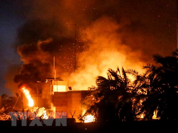 Lãnh sự quán Iran ở thành phố Basra bị những người biểu tình quá khích đốt phá ngày 7-9. (Ảnh: AFP/TTXVN)