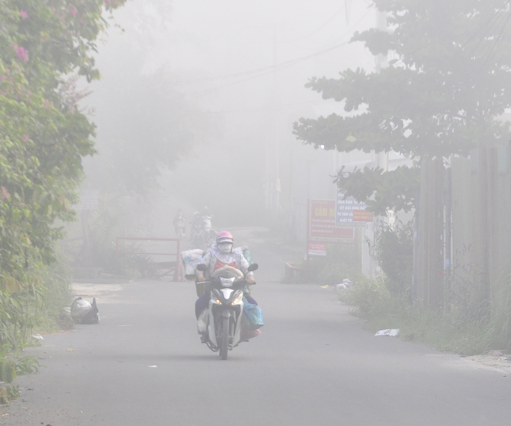 Trên đường Thân Nhân Trung đoạn qua phường Trảng Dài (TP.Biên Hòa) người đi đường đeo khẩu trang, mặc ấm trong không khí se lạnh. 
