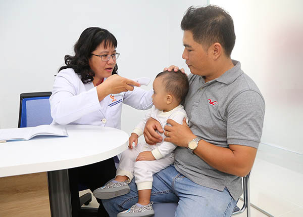 Những gia đình có con nhỏ trong độ tuổi tiêm vaccine phòng sởi cần cho trẻ tiêm chủng đầy đủ để phòng ngừa bệnh. Trong ảnh: Phụ huynh đưa trẻ đi tiêm chủng tại Trung tâm tiêu chủng VNVC Đồng Nai (phường Tam Hiệp, TP.Biên Hòa).