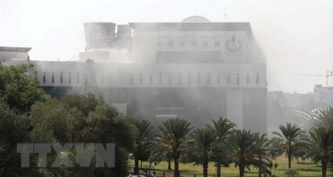 Khói bốc lên từ trụ sở của Tập đoàn dầu mỏ quốc gia (NOC) ở Tripoli, Libya sau vụ tấn công ngày 10/9. (Ảnh: Reuters/TTXVN)
