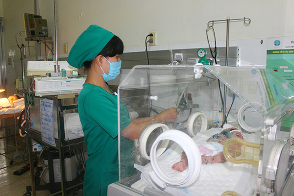 Bé H đang được chăm sóc trong lồng ấp khoa Hồi sức tích cực sơ sinh Bệnh viện nhi đồng Đồng Nai