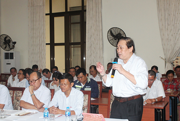 Ông Phùng Văn Nhì, Bí thư Đảng ủy Tổng công ty công nghiệp thực phẩm Đồng Nai phát biểu ý kiến tại hội nghị giao ban