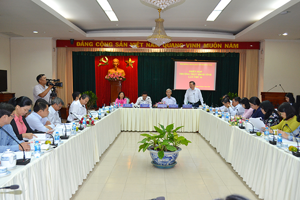 Phó chủ tịch HĐND tỉnh Phạm Ngọc Tuấn, tham gia ý kiến tại phiên họp.