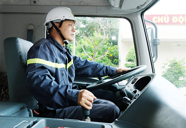 Trung úy Nguyễn Hữu Nam, Phòng Cảnh sát phòng cháy, chữa cháy và cứu hộ, cứu nạn Công an tỉnh điều khiển xe thang 52m. Ảnh: M.Thành