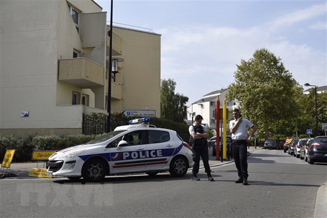 Cảnh sát gác tại hiện trường một vụ tấn công bằng dao ở thủ đô Paris, Pháp ngày 23/8. (Ảnh: THX/TTXVN)