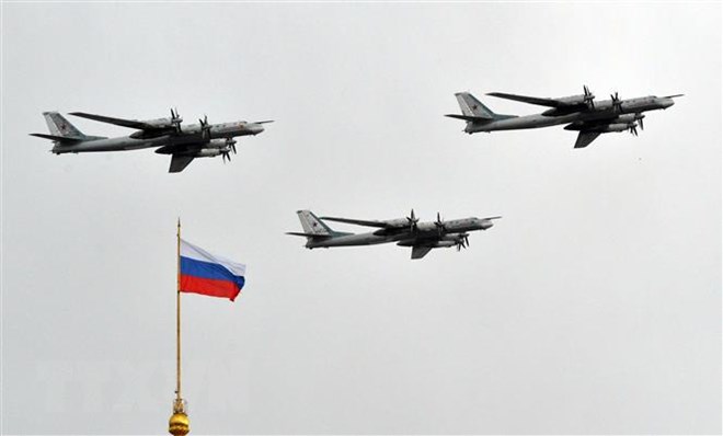  Máy bay ném bom chiến lược Tupolev Tu-95 của Nga thực hiện bài trình diễn trong lễ tổng duyệt kỷ niệm Ngày Chiến thắng ở Moskva, ngày 7-5. (Nguồn: AFP/ TTXVN)