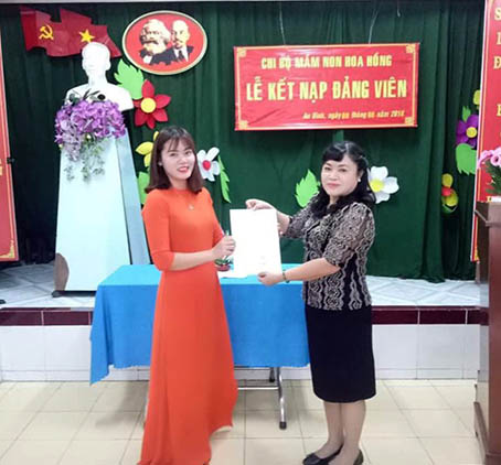 Đảng ủy phường An Bình kết nạp Đảng cho giáo viên mầm non của phường.