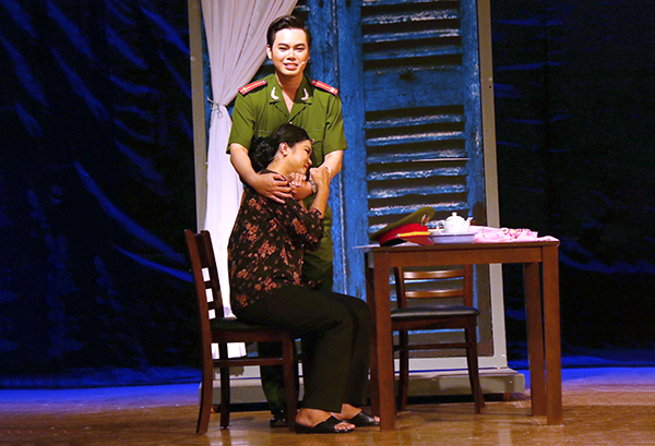 Một cảnh trong vở cải lương tâm lý xã hội Hồi sinh do diễn viên Nhà hát Nghệ thuật truyền thống Đồng Nai biểu diễn. ảnh: V.Truyên