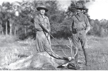 Nai sừng tấm bị giết trong một cuộc đi săn.