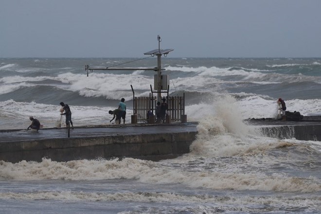 Người dân ở đảo Luzon thu ngư cụ tránh bão Mangkhut (Nguồn: NYT)