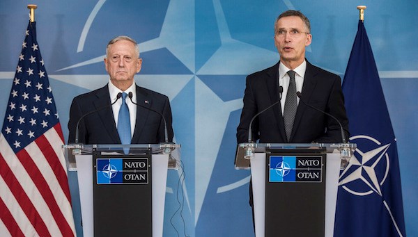 Bộ trưởng Quốc phòng Mỹ James Mattis (trái) và Tổng thư ký NATO Jens Stoltenberg. (Nguồn: nato.int)