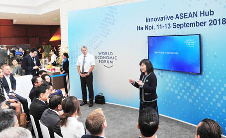 Trong khuôn khổ Hội nghị Diễn đàn kinh tế thế giới về ASEAN 2018 (WEF ASEAN 2018), sáng 12-9-2018, tại Hà Nội, diễn ra phiên thảo luận về an ninh mạng. Ảnh: TTXVN