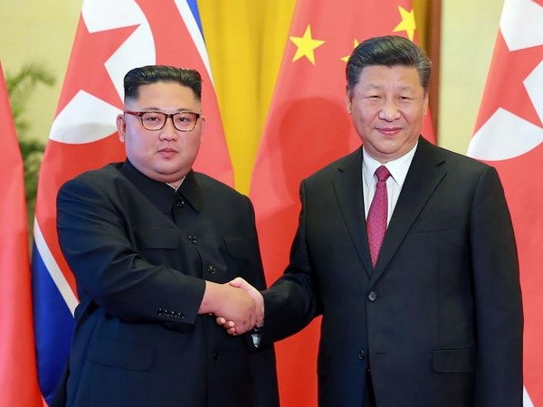 Nhà lãnh đạo Triều Tiên Kim Jong-un (trái) và Chủ tịch Trung Quốc Tập Cận Bình trong cuộc gặp gần đây. (Nguồn: AFP)
