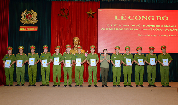 Đại tá Trần Thị Ngọc Thuận, Phó giám đốc Công an tỉnh trao quyết định cho cán bộ chiến sĩ phòng cháy, chữa cháy nhận nhiệm vụ mới.