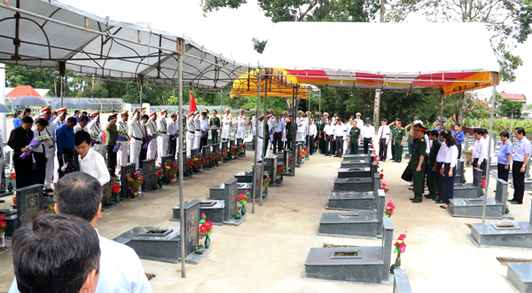Quang cảnh lễ an táng hài cốt liệt sĩ tại Nghĩa trang liệt sĩ huyện Định Quán (huyện Định Quán).