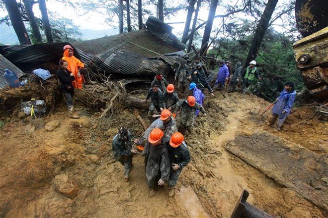Lực lượng cứu hộ chuyển thi thể nạn nhân thiệt mạng trong vụ lở bùn do ảnh hưởng của bão Mangkhut tại thành phố Baguio, Philippines ngày 16-9. (Nguồn: AFP/TTXVN)