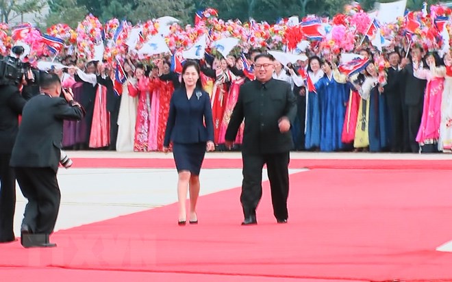 Nhà lãnh đạo Triều Tiên Kim Jong-un và phu nhân ra tận sân bay đón Tổng thống Hàn Quốc Moon Jae-in (Nguồn: Yonhap) 