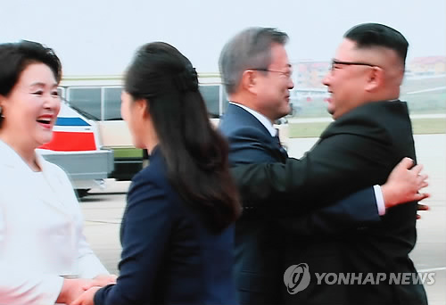 Hai nhà lãnh đạo và hai vị phu nhân ôm hôn nhau thắm thiết, thể hiện khát vọng thống nhất của dân tộc Triều Tiên (Nguồn: Yonhap)