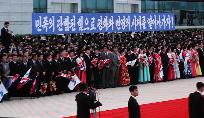 Người dân Triều Tiên chào đón Tổng thống Hàn Quốc Moon Jae-in tại sân bay quốc tế Sunan ở thủ đô Bình Nhưỡng ngày 18-9. (Ảnh: Yonhap/TTXVN)