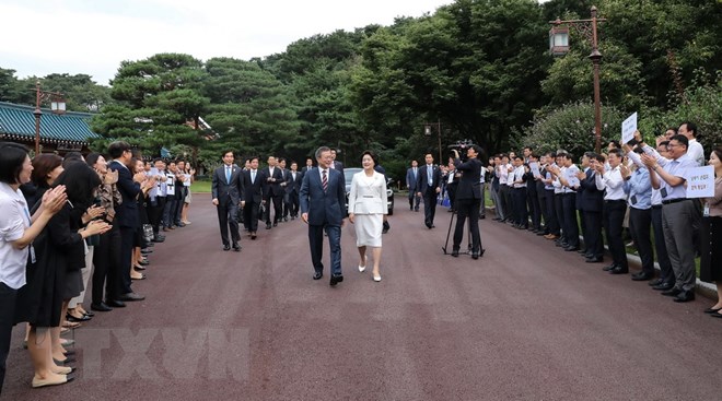 Tổng thống Hàn Quốc Moon Jae-in (giữa, trái) và phu nhân Kim Jung-sook (giữa, phải) rời Phủ Tổng thống tới thủ đô Bình Nhưỡng dự Hội nghị thượng đỉnh liên Triều lần 3, ngày 18-9. (Ảnh: Yonhap/TTXVN)