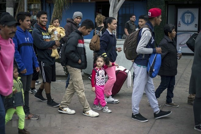 Người di cư tìm kiếm khả năng nhập cư vào Mỹ, chờ đợi tại khu vực Tijuana thuộc biên giới Mỹ-Mexico ngày 12-11-2017. (Nguồn: AFP/TTXVN)