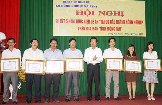 Phó chủ tịch UBND tỉnh Võ Văn Chánh trao bằng khen cho các tập thể, cá nhân có thành tích xuất sắc