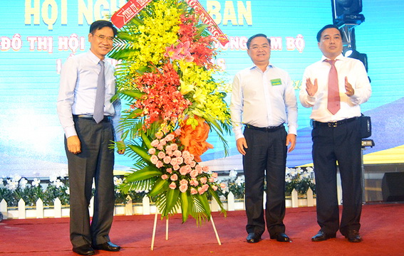 Phó chủ UBND tỉnh Đồng Nai Trần Văn Vĩnh tặng hoa chúc mừng Hội nghị giao ban các đô thị Cụm miền Đông Nam bộ tổ chức tại TX.Long Khánh
