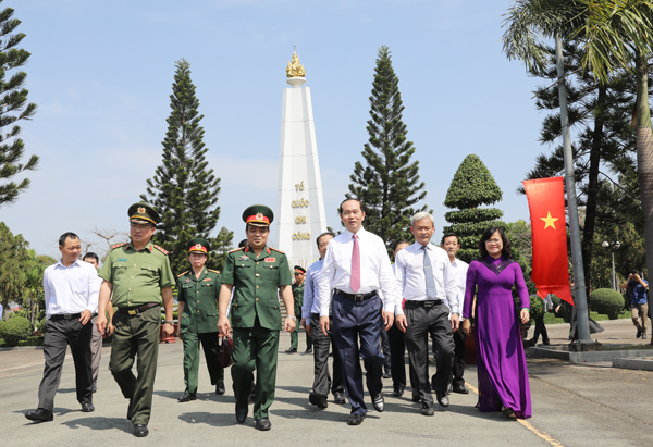 Chủ tịch nước Trần Đại Quang cùng các đồng chí lãnh đạo Bộ Quốc phòng và lãnh đạo tỉnh viếng Nghĩa trang liệt sĩ tỉnh vào ngày 30-1-2018.