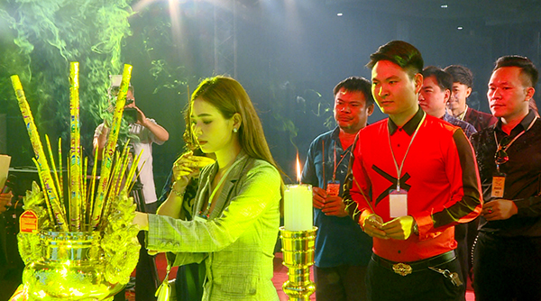 Các nghệ sĩ dâng hương lên tổ nghề tại lễ giỗ Tổ nghiệp sân khấu tại TP.Biên Hòa năm 2018.