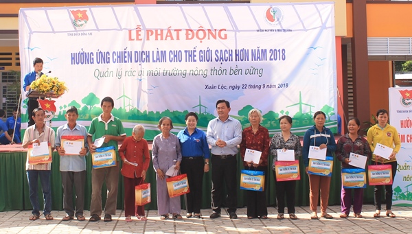 Đại diện Tỉnh đoàn và Bí thư Đảng ủy xã Lang Minh trao quà cho các gia đình chính sách (Ảnh: Tỉnh đoàn cung cấp)