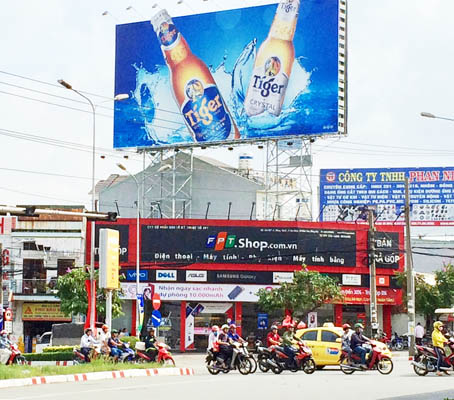 Cụm pa-nô cỡ lớn quảng cáo bia Tiger đặt ở Ngã tư Amata chỉ đứng trên 2 chân đế mong manh.