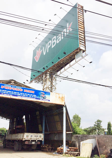 Giữa tháng 8 vừa qua, tấm bạt treo từ cụm quảng cáo của VPBank ở xa lộ Hà Nội (đoạn thuộc KP.2, phường Tam Hòa) đã bất ngờ rớt xuống đường dây điện làm khu vực này mất điện vài giờ đồng hồ.