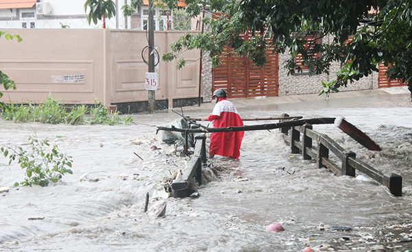Cây cầu bắc qua suối Bà Lúa thuộc khu vực KP.1, phường Long Bình Tân (TP.Biên Hòa) chìm trong nước sau cơn mưa vào ngày 6-8.