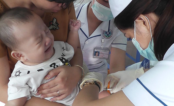 Tiêm vắc xin bại liệt IPV cho trẻ từ đủ 5 tháng tuổi trở lên