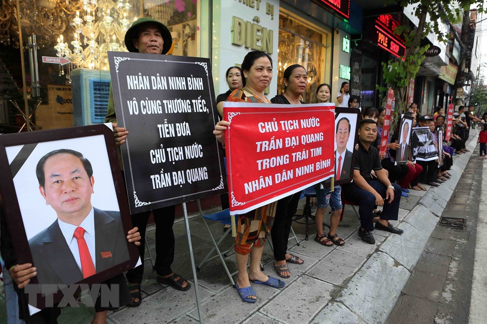 Người dân Ninh Bình đón linh cữu Chủ tịch nước Trần Đại Quang